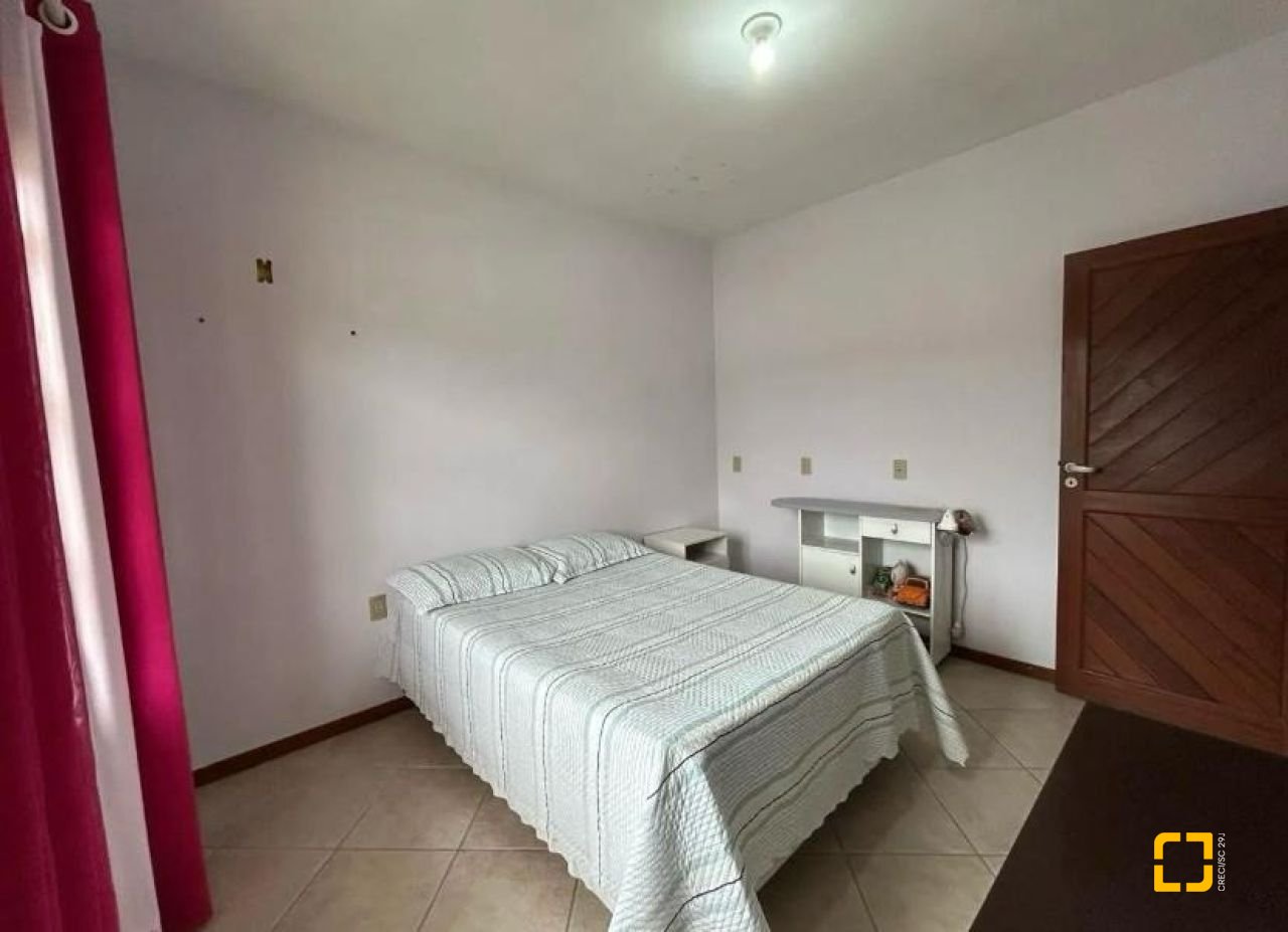 Casa com 184m², 4 quartos (sendo 1 suíte), 3 garagens, no bairro Carianos em Florianópolis