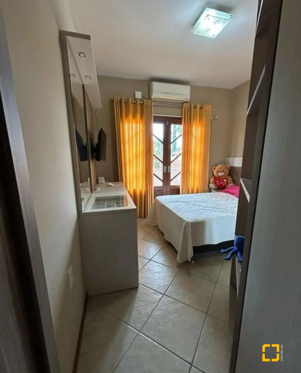 Casa com 184m², 4 quartos (sendo 1 suíte), 3 garagens, no bairro Carianos em Florianópolis