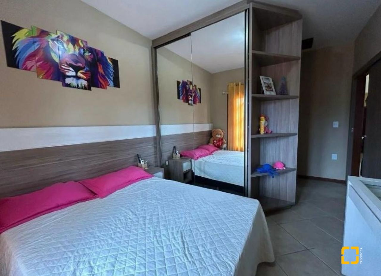 Casa com 184m², 4 quartos (sendo 1 suíte), 3 garagens, no bairro Carianos em Florianópolis