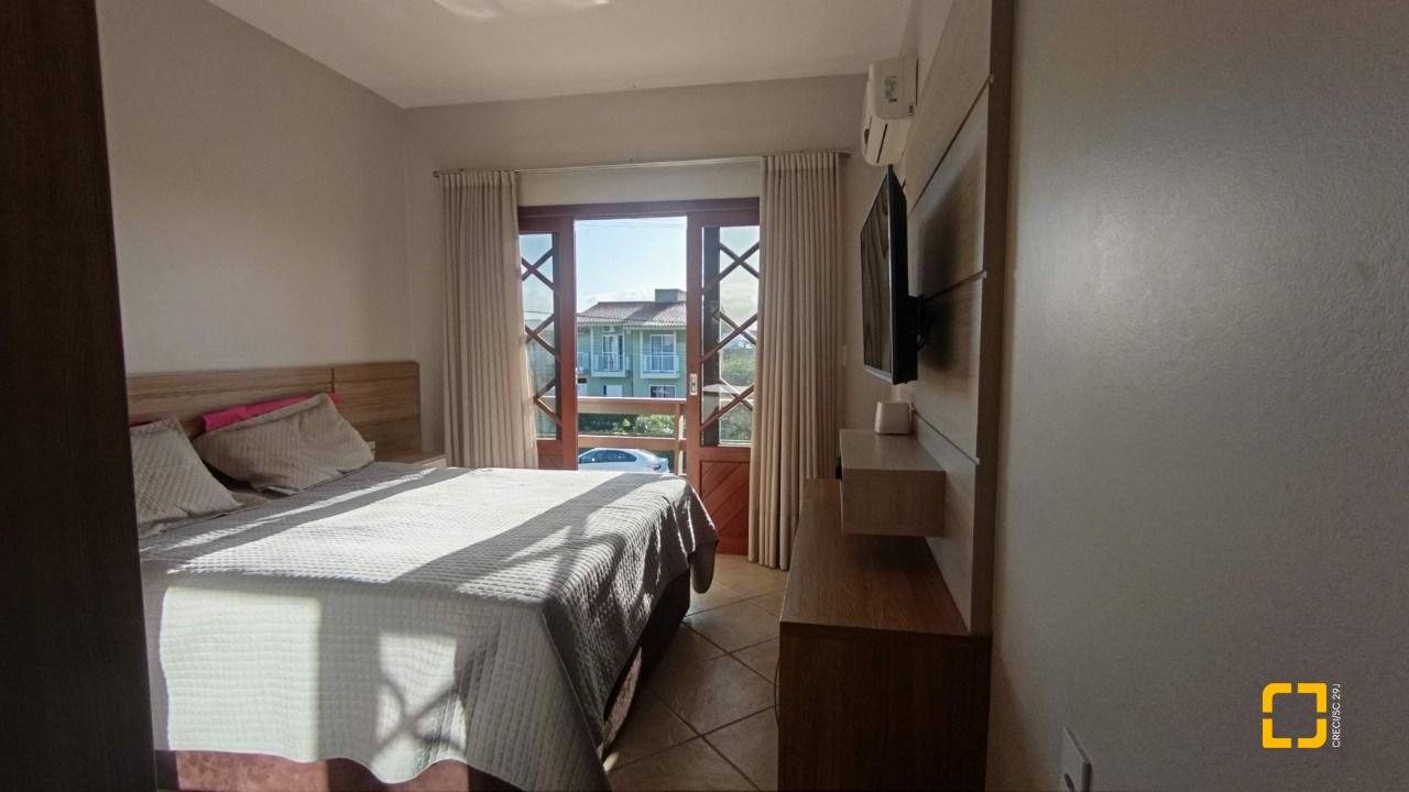 Casa com 184m², 4 quartos (sendo 1 suíte), 3 garagens, no bairro Carianos em Florianópolis