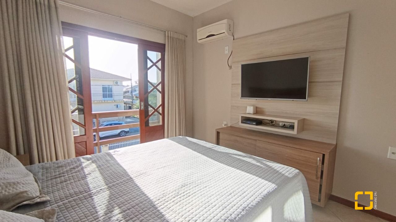 Casa com 184m², 4 quartos (sendo 1 suíte), 3 garagens, no bairro Carianos em Florianópolis