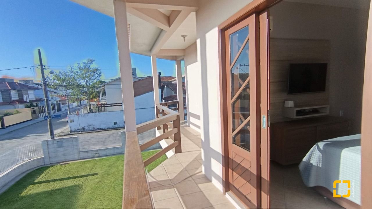 Casa com 184m², 4 quartos (sendo 1 suíte), 3 garagens, no bairro Carianos em Florianópolis