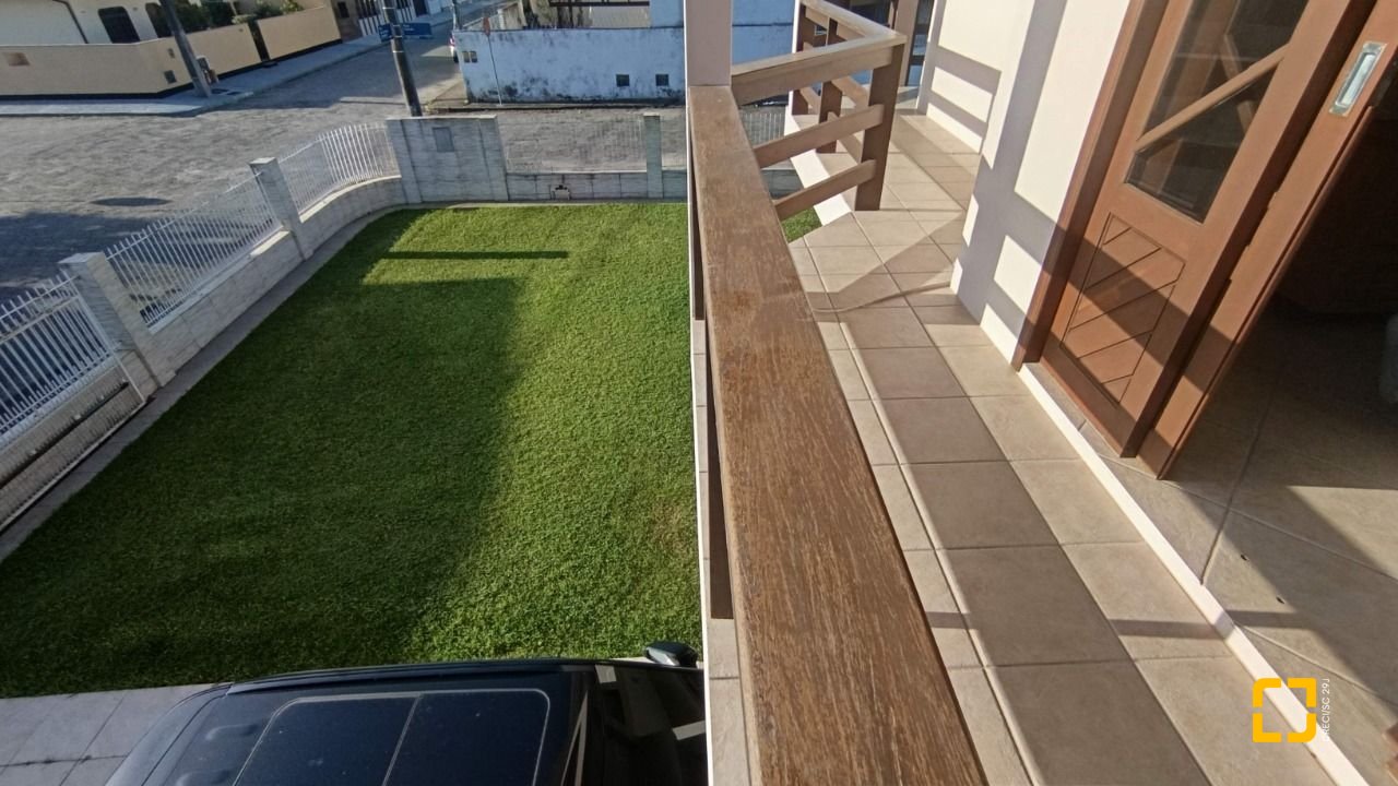 Casa com 184m², 4 quartos (sendo 1 suíte), 3 garagens, no bairro Carianos em Florianópolis