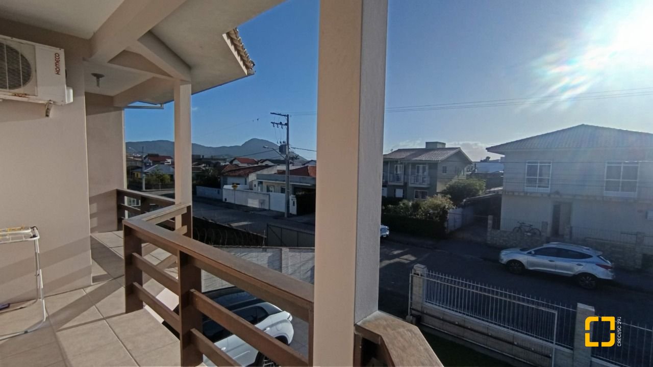 Casa com 184m², 4 quartos (sendo 1 suíte), 3 garagens, no bairro Carianos em Florianópolis