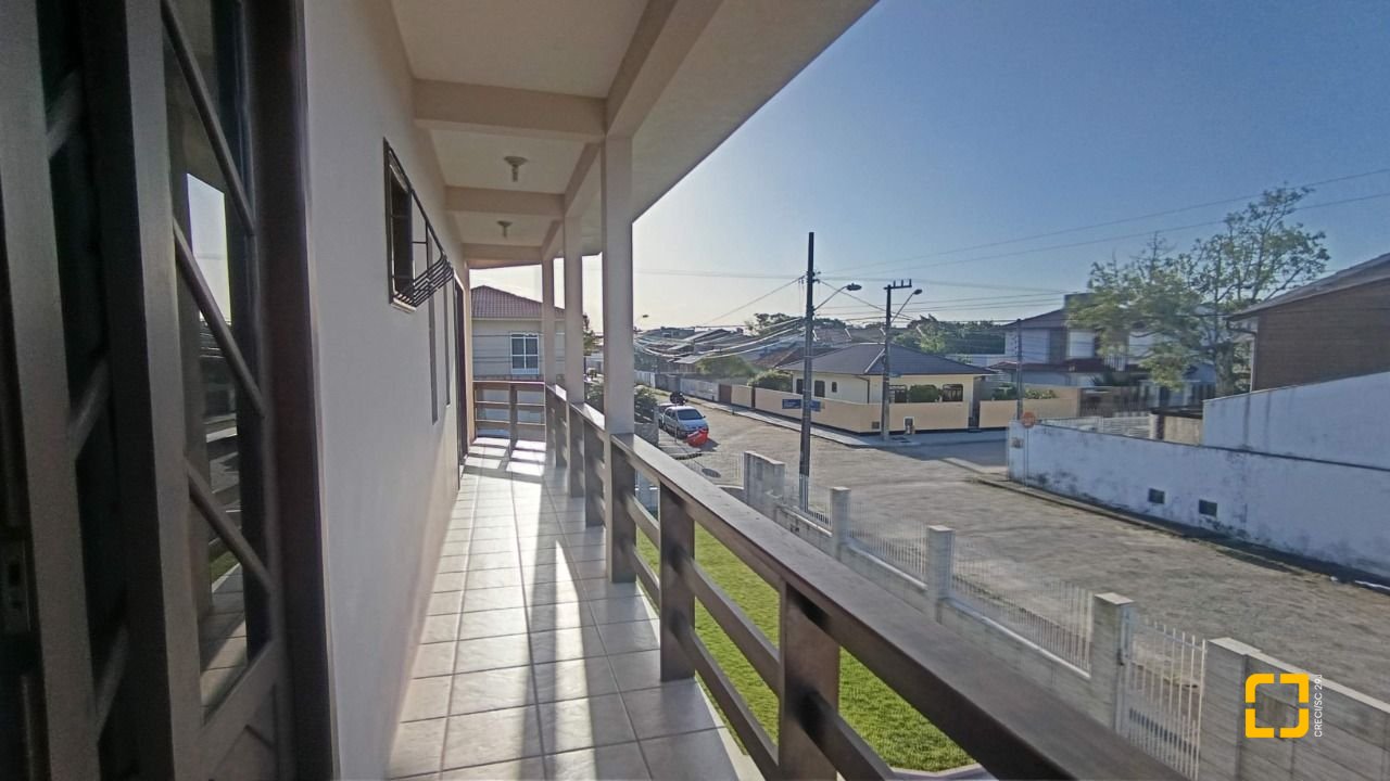 Casa com 184m², 4 quartos (sendo 1 suíte), 3 garagens, no bairro Carianos em Florianópolis