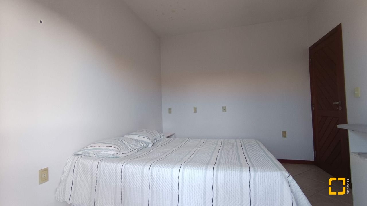 Casa com 184m², 4 quartos (sendo 1 suíte), 3 garagens, no bairro Carianos em Florianópolis
