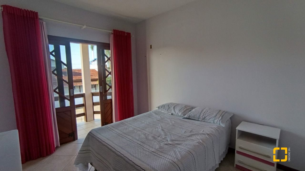 Casa com 184m², 4 quartos (sendo 1 suíte), 3 garagens, no bairro Carianos em Florianópolis
