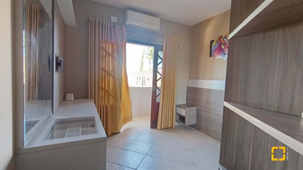 Casa com 184m², 4 quartos (sendo 1 suíte), 3 garagens, no bairro Carianos em Florianópolis