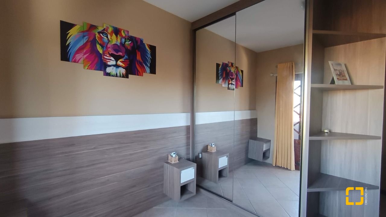 Casa com 184m², 4 quartos (sendo 1 suíte), 3 garagens, no bairro Carianos em Florianópolis