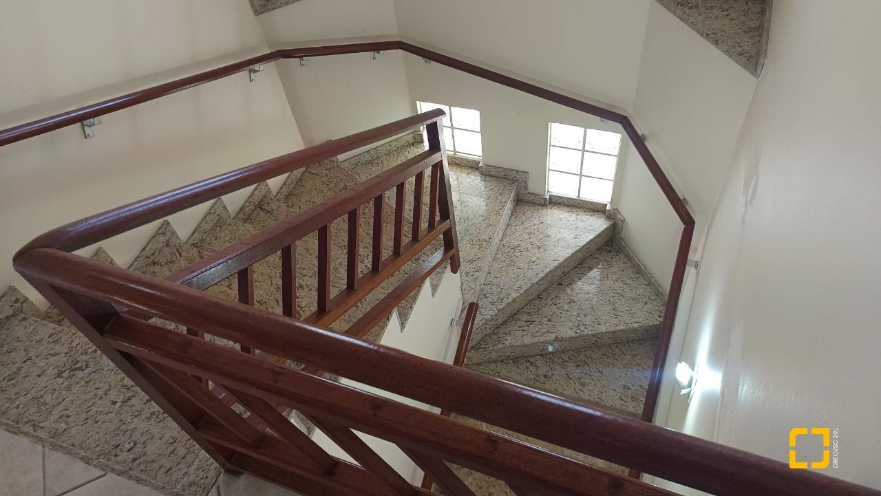 Casa com 184m², 4 quartos (sendo 1 suíte), 3 garagens, no bairro Carianos em Florianópolis