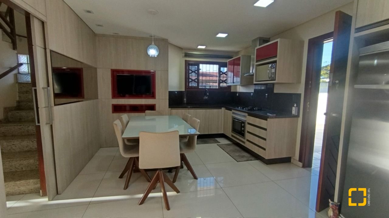 Casa com 184m², 4 quartos (sendo 1 suíte), 3 garagens, no bairro Carianos em Florianópolis