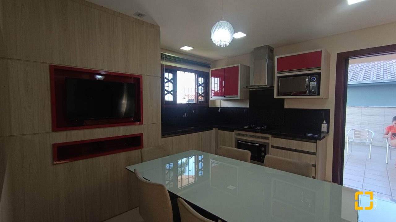 Casa com 184m², 4 quartos (sendo 1 suíte), 3 garagens, no bairro Carianos em Florianópolis