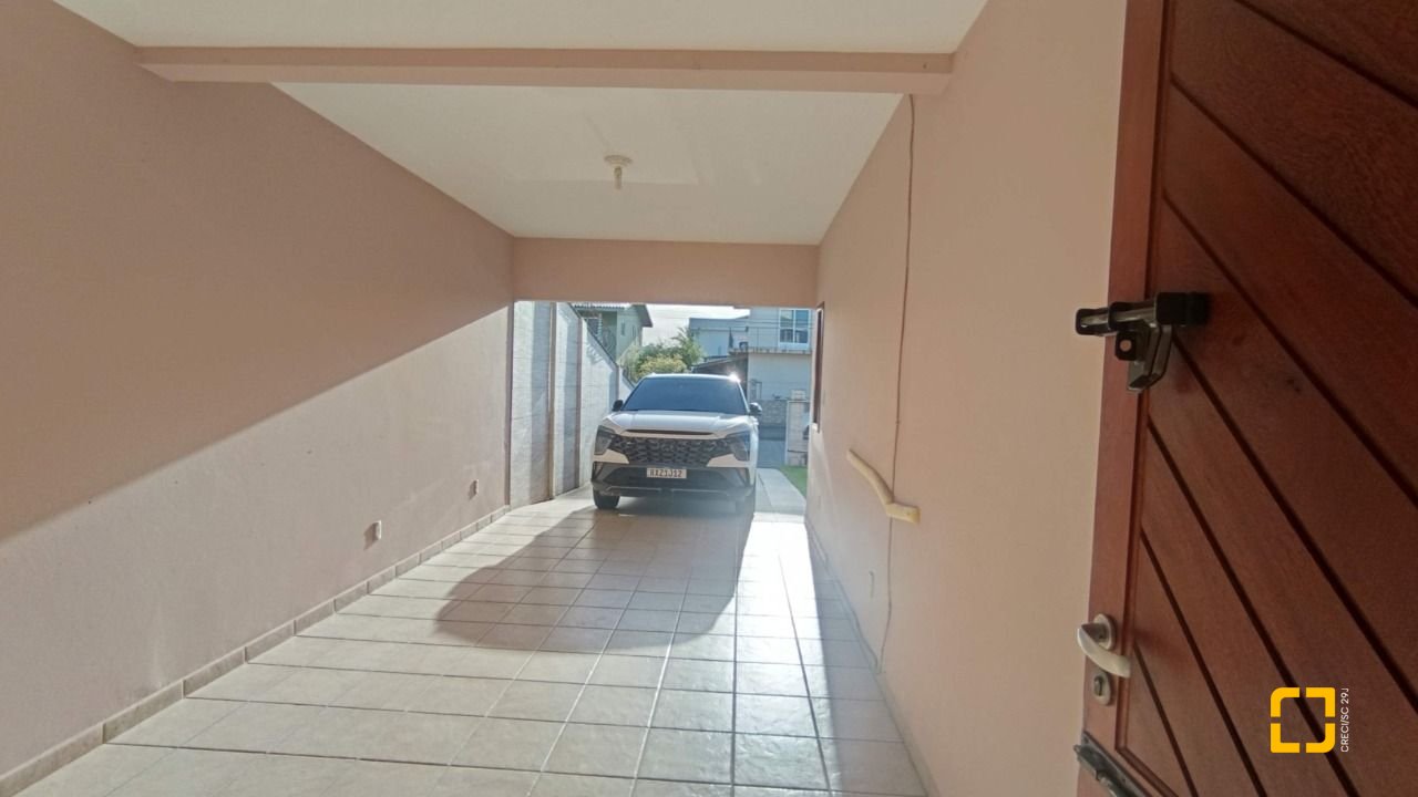 Casa com 184m², 4 quartos (sendo 1 suíte), 3 garagens, no bairro Carianos em Florianópolis