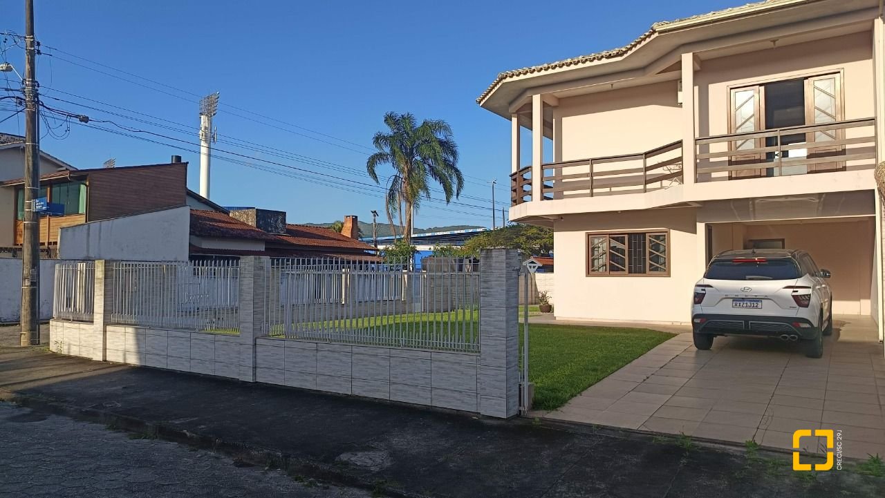 Casa com 184m², 4 quartos (sendo 1 suíte), 3 garagens, no bairro Carianos em Florianópolis