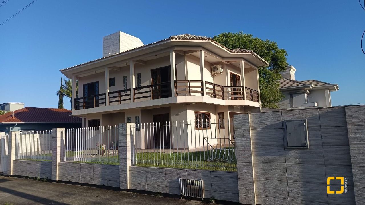 Casa com 184m², 4 quartos (sendo 1 suíte), 3 garagens, no bairro Carianos em Florianópolis