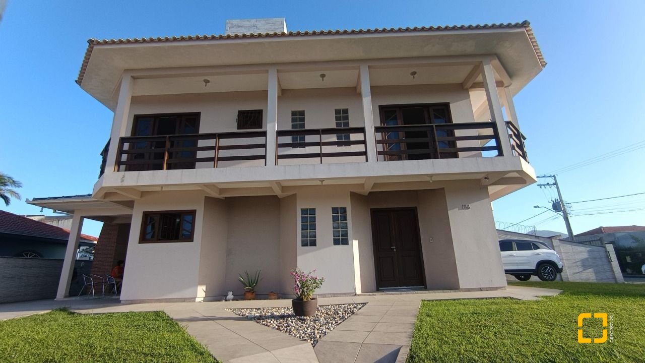 Casa com 184m², 4 quartos (sendo 1 suíte), 3 garagens, no bairro Carianos em Florianópolis