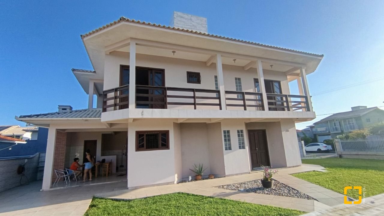 Casa com 184m², 4 quartos (sendo 1 suíte), 3 garagens, no bairro Carianos em Florianópolis