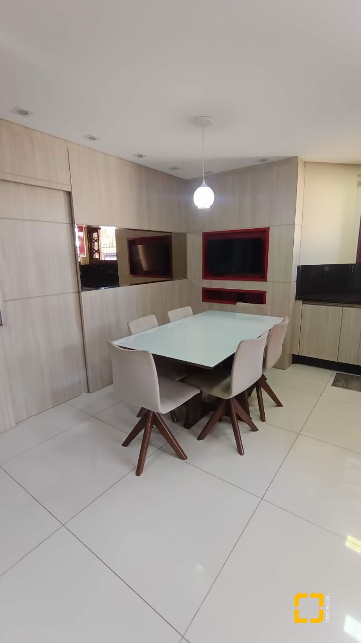 Casa com 184m², 4 quartos (sendo 1 suíte), 3 garagens, no bairro Carianos em Florianópolis