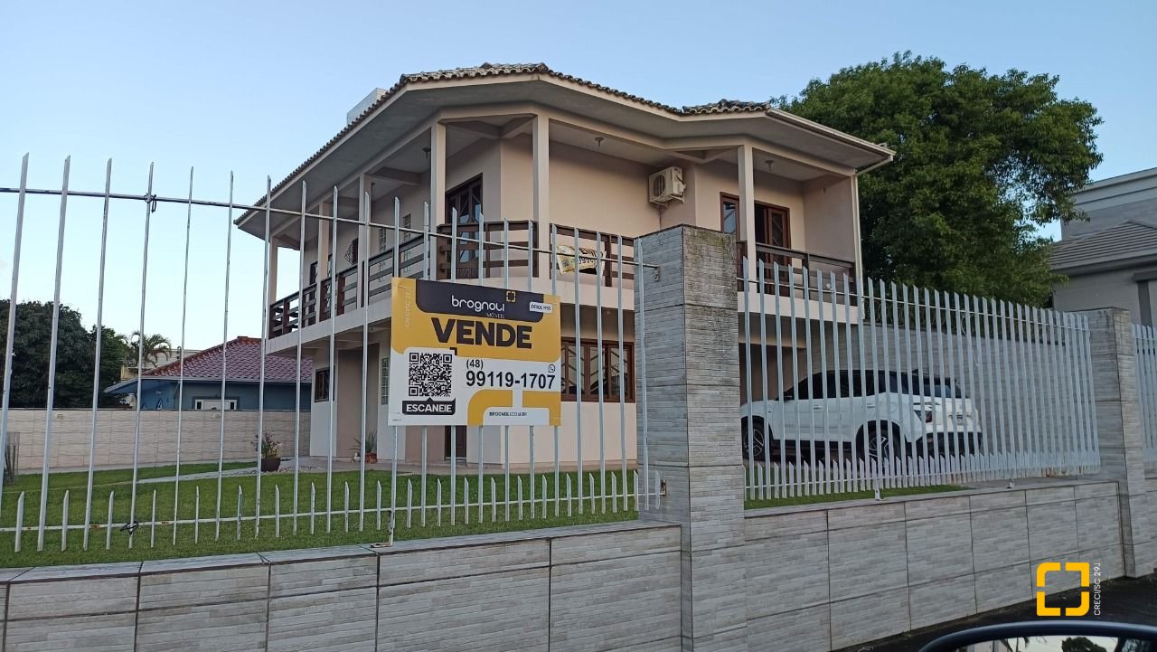 Casa com 184m², 4 quartos (sendo 1 suíte), 3 garagens, no bairro Carianos em Florianópolis