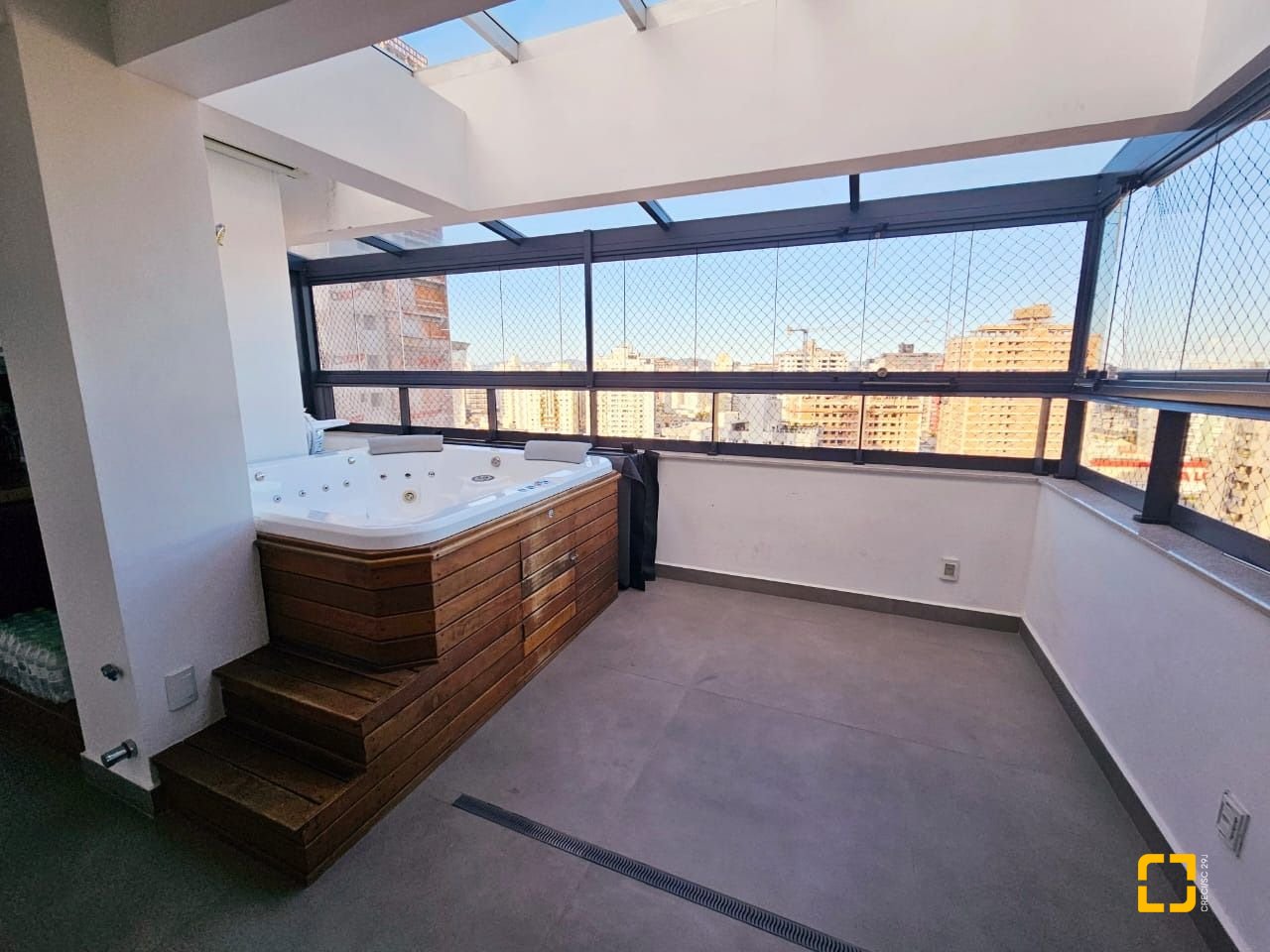 Cobertura com 140m², 3 quartos (sendo 1 suíte), 2 garagens, no bairro Kobrasol em São José