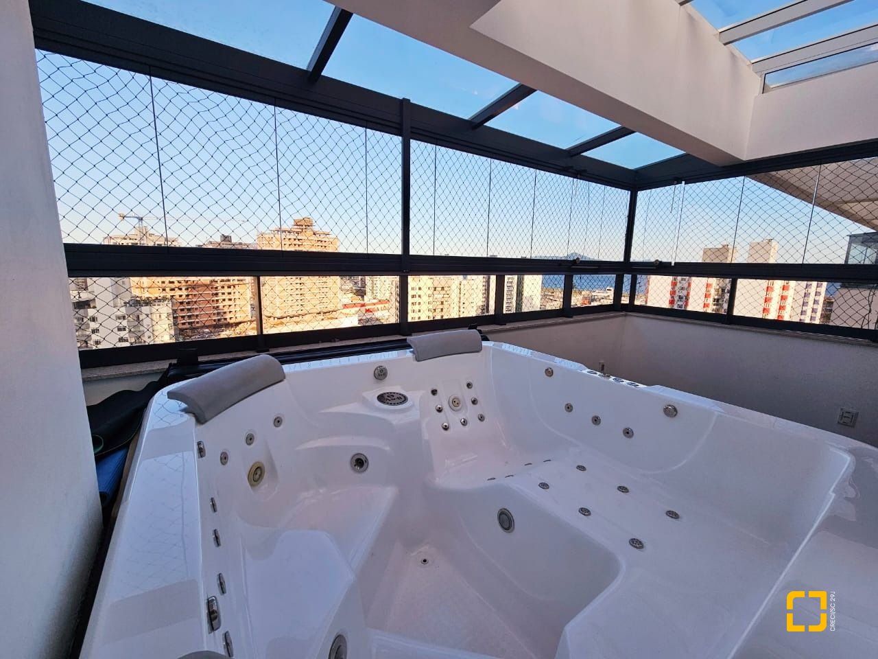 Cobertura com 140m², 3 quartos (sendo 1 suíte), 2 garagens, no bairro Kobrasol em São José