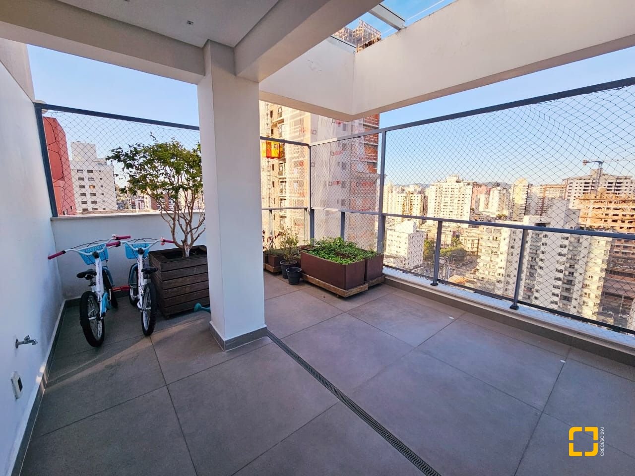 Cobertura com 140m², 3 quartos (sendo 1 suíte), 2 garagens, no bairro Kobrasol em São José