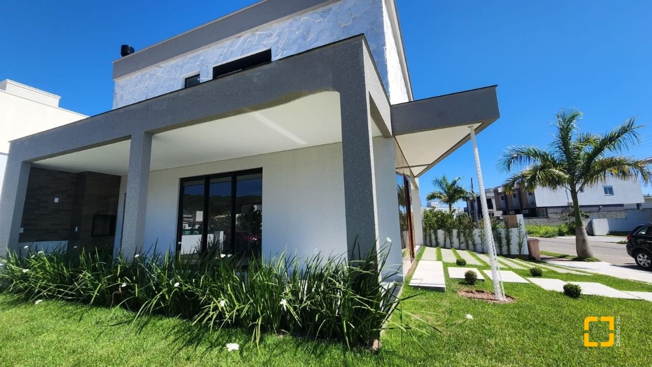 Casa com 162m², 4 quartos (sendo 1 suíte), 2 garagens, no bairro Cachoeira do Bom Jesus em Florianópolis