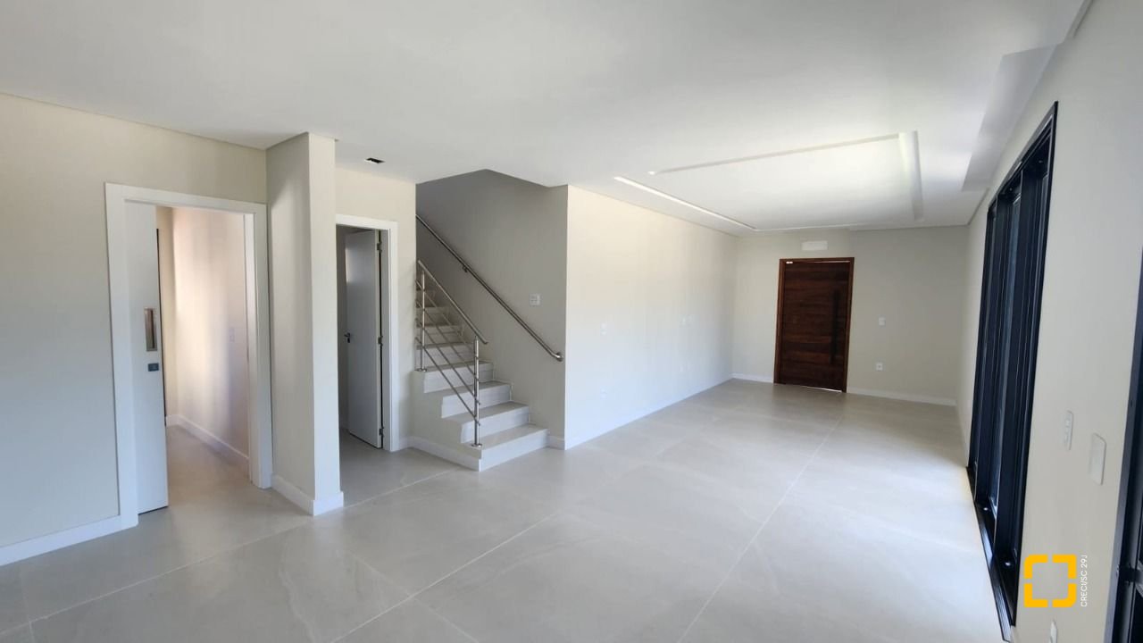 Casa com 162m², 4 quartos (sendo 1 suíte), 2 garagens, no bairro Cachoeira do Bom Jesus em Florianópolis