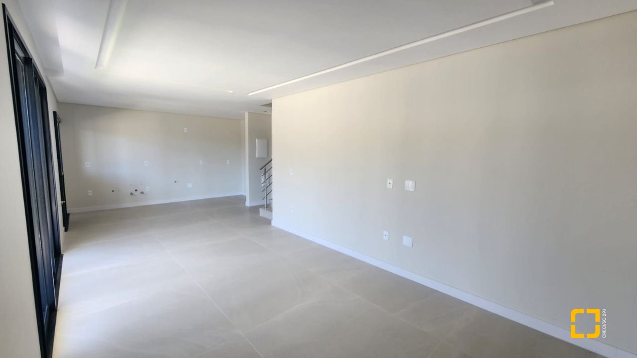 Casa com 162m², 4 quartos (sendo 1 suíte), 2 garagens, no bairro Cachoeira do Bom Jesus em Florianópolis