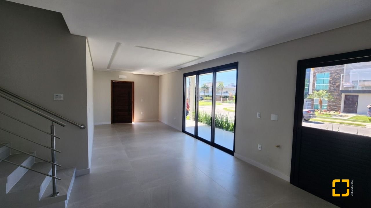 Casa com 162m², 4 quartos (sendo 1 suíte), 2 garagens, no bairro Cachoeira do Bom Jesus em Florianópolis