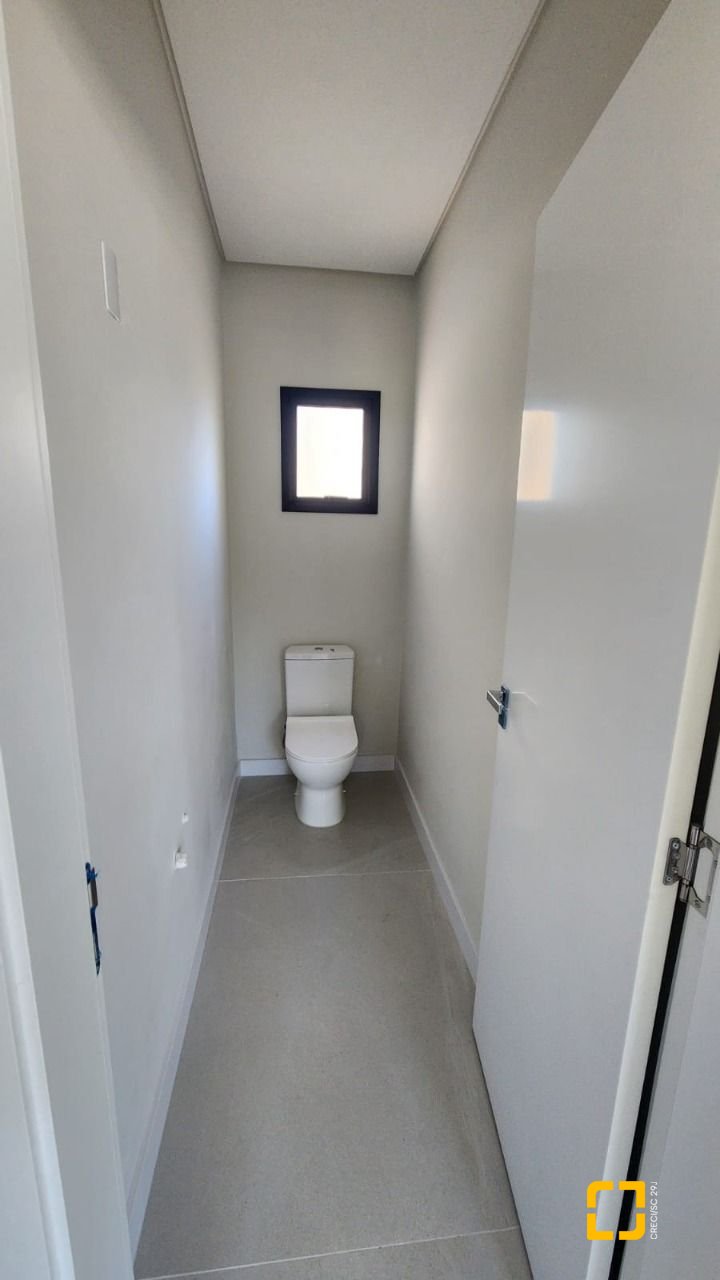 Casa com 162m², 4 quartos (sendo 1 suíte), 2 garagens, no bairro Cachoeira do Bom Jesus em Florianópolis