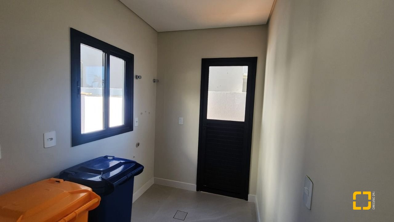 Casa com 162m², 4 quartos (sendo 1 suíte), 2 garagens, no bairro Cachoeira do Bom Jesus em Florianópolis