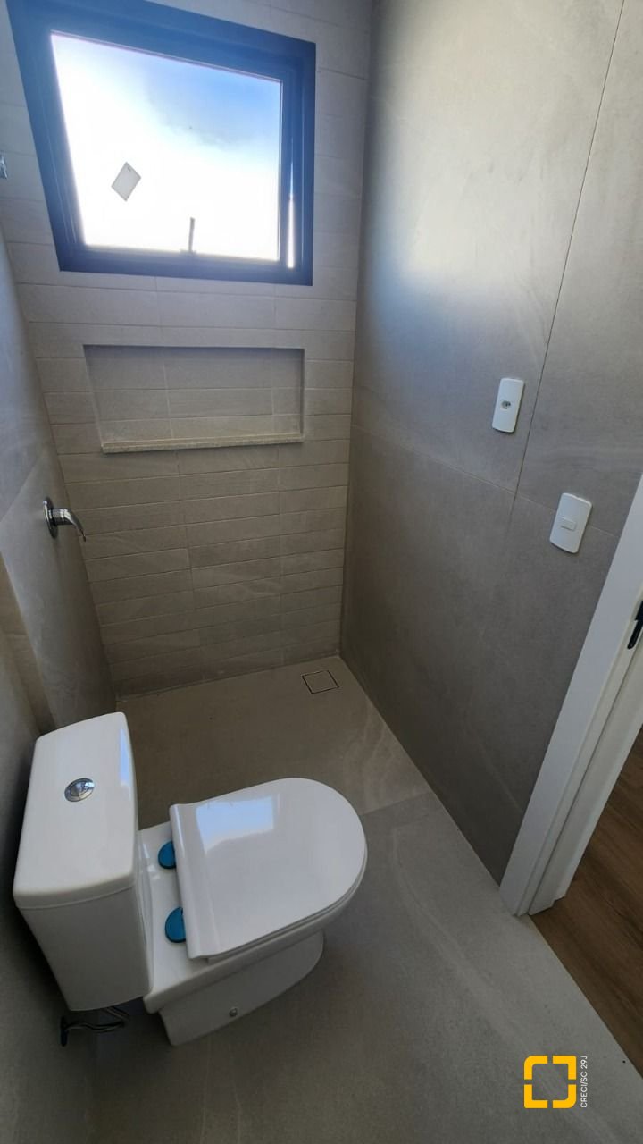 Casa com 162m², 4 quartos (sendo 1 suíte), 2 garagens, no bairro Cachoeira do Bom Jesus em Florianópolis