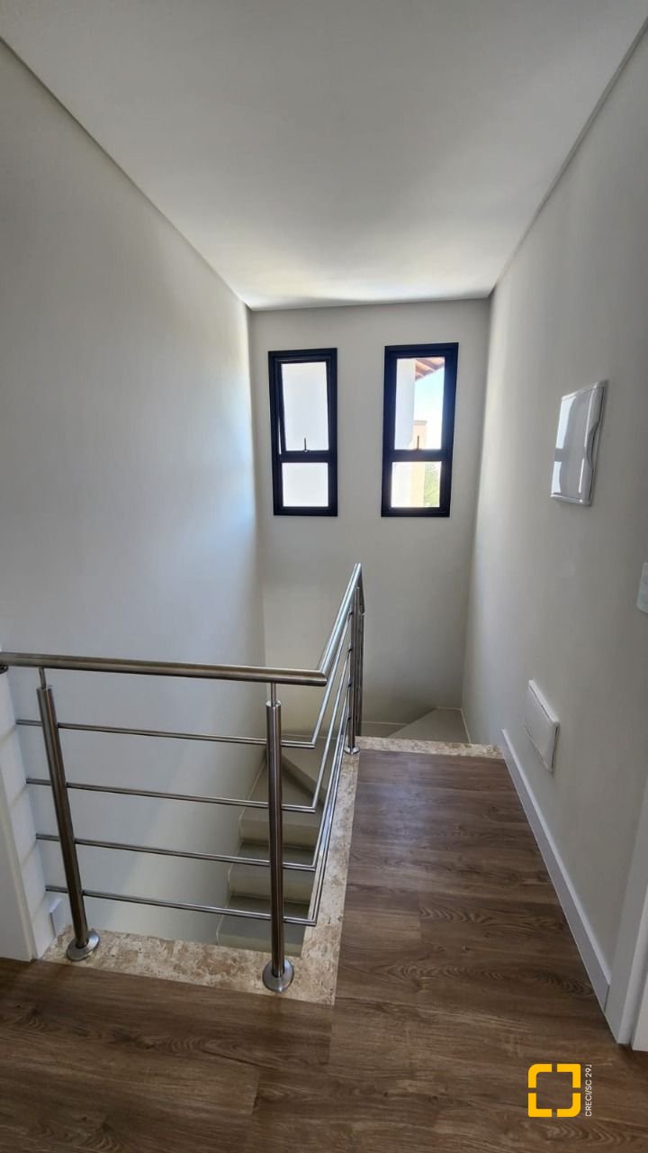 Casa com 162m², 4 quartos (sendo 1 suíte), 2 garagens, no bairro Cachoeira do Bom Jesus em Florianópolis