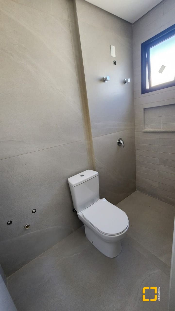 Casa com 162m², 4 quartos (sendo 1 suíte), 2 garagens, no bairro Cachoeira do Bom Jesus em Florianópolis
