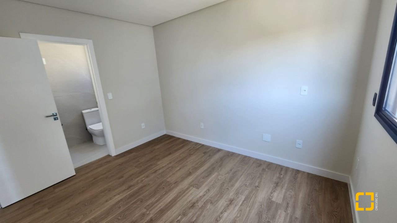 Casa com 162m², 4 quartos (sendo 1 suíte), 2 garagens, no bairro Cachoeira do Bom Jesus em Florianópolis