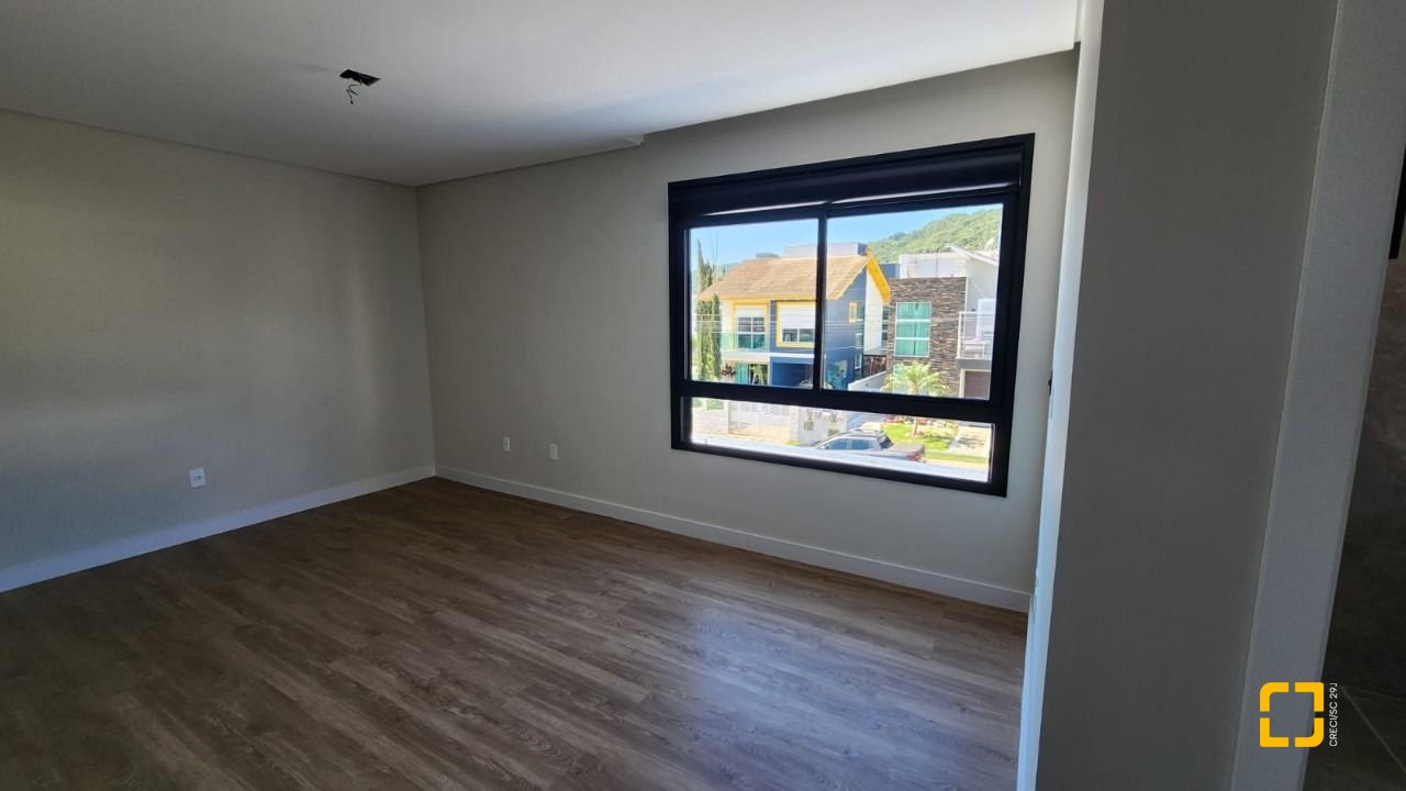 Casa com 162m², 4 quartos (sendo 1 suíte), 2 garagens, no bairro Cachoeira do Bom Jesus em Florianópolis