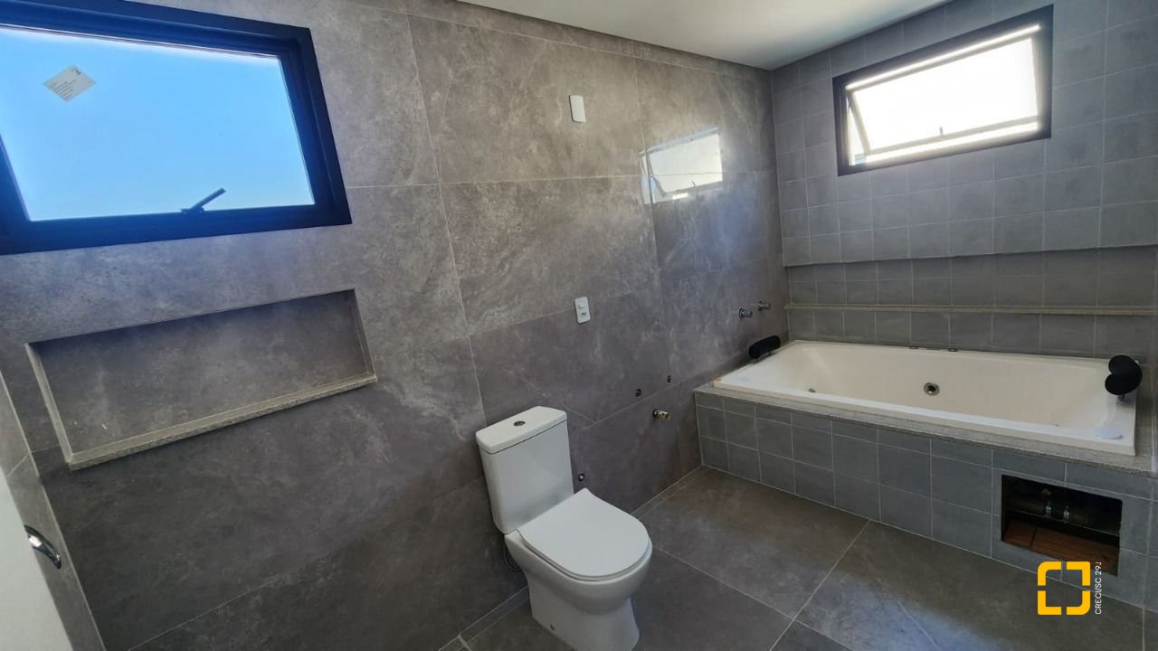 Casa com 162m², 4 quartos (sendo 1 suíte), 2 garagens, no bairro Cachoeira do Bom Jesus em Florianópolis
