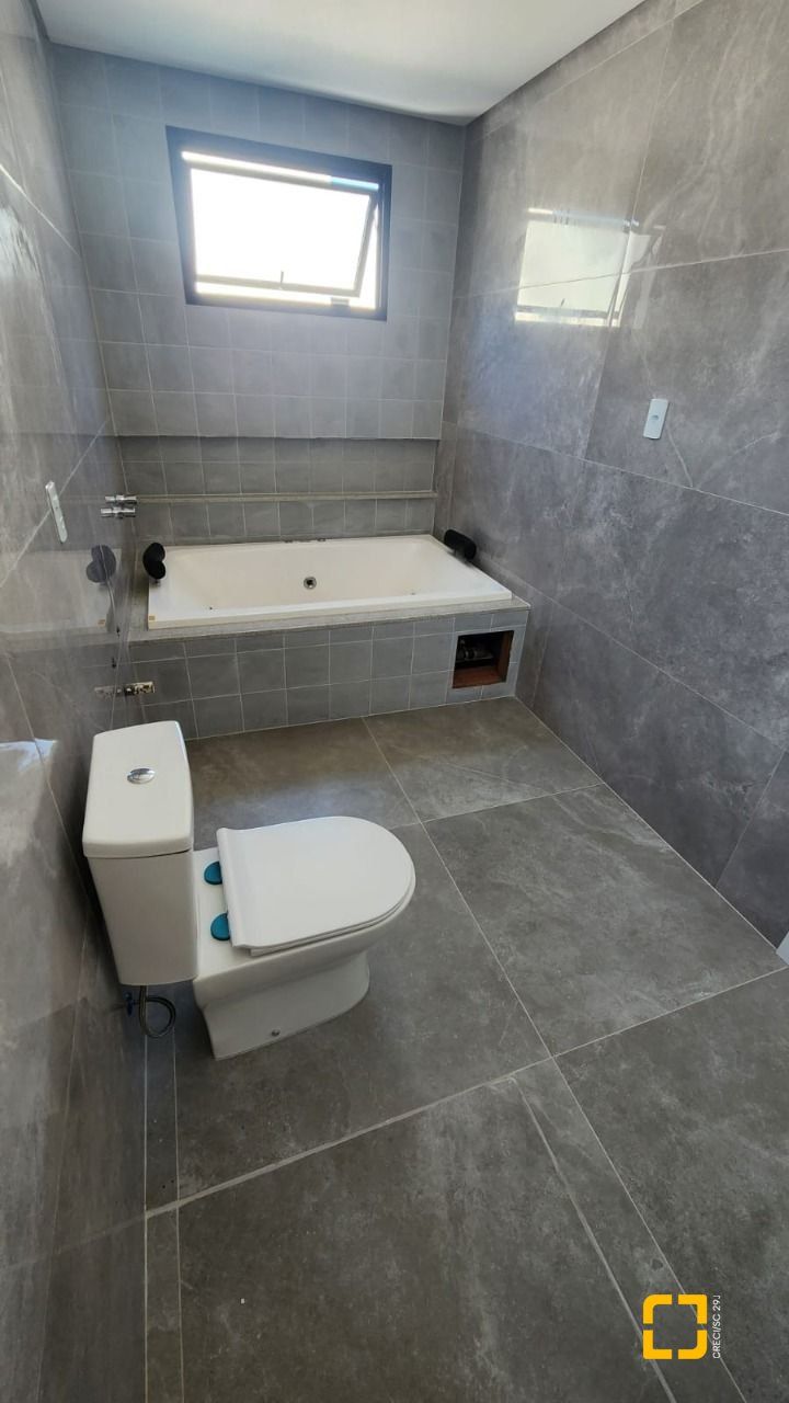 Casa com 162m², 4 quartos (sendo 1 suíte), 2 garagens, no bairro Cachoeira do Bom Jesus em Florianópolis