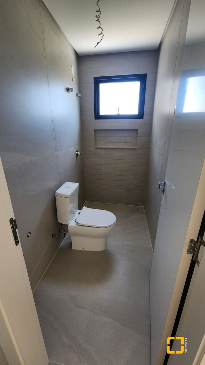 Casa com 162m², 4 quartos (sendo 1 suíte), 2 garagens, no bairro Cachoeira do Bom Jesus em Florianópolis