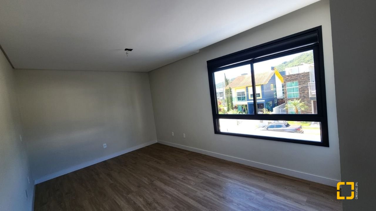 Casa com 162m², 4 quartos (sendo 1 suíte), 2 garagens, no bairro Cachoeira do Bom Jesus em Florianópolis