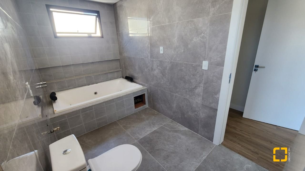 Casa com 162m², 4 quartos (sendo 1 suíte), 2 garagens, no bairro Cachoeira do Bom Jesus em Florianópolis