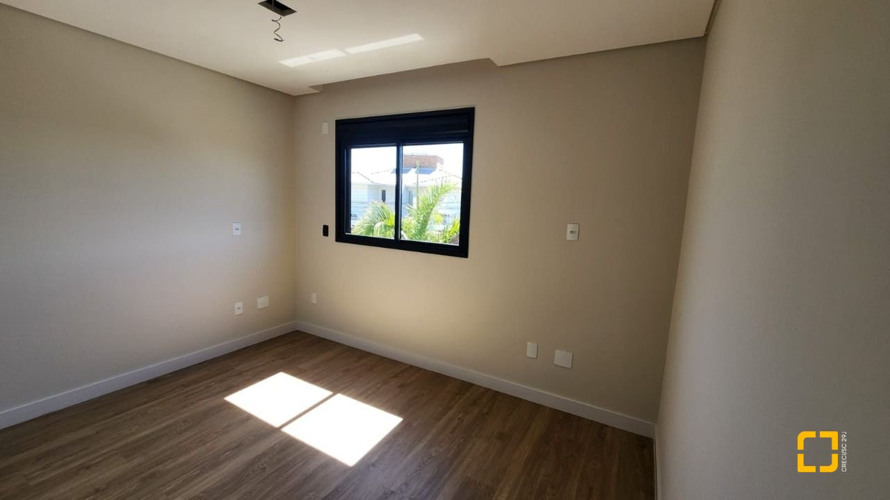 Casa com 162m², 4 quartos (sendo 1 suíte), 2 garagens, no bairro Cachoeira do Bom Jesus em Florianópolis