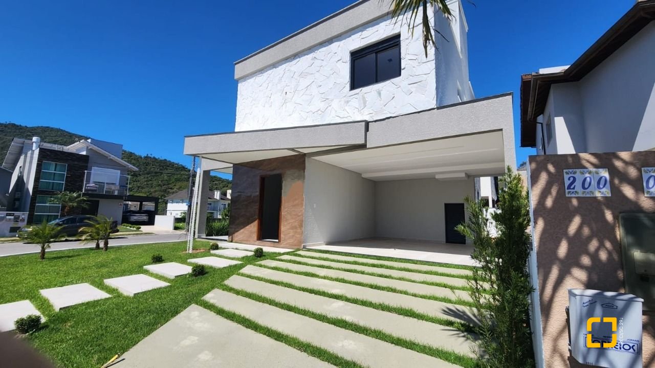 Casa com 162m², 4 quartos (sendo 1 suíte), 2 garagens, no bairro Cachoeira do Bom Jesus em Florianópolis