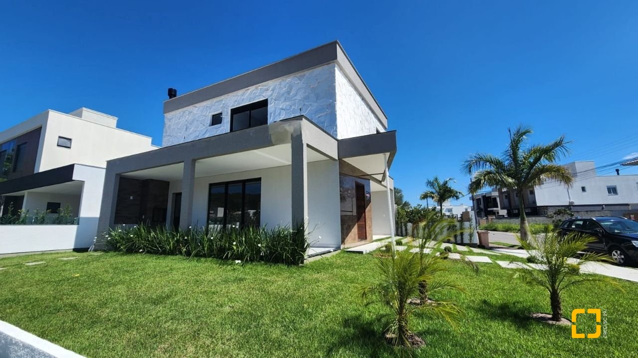 Casa com 162m², 4 quartos (sendo 1 suíte), 2 garagens, no bairro Cachoeira do Bom Jesus em Florianópolis