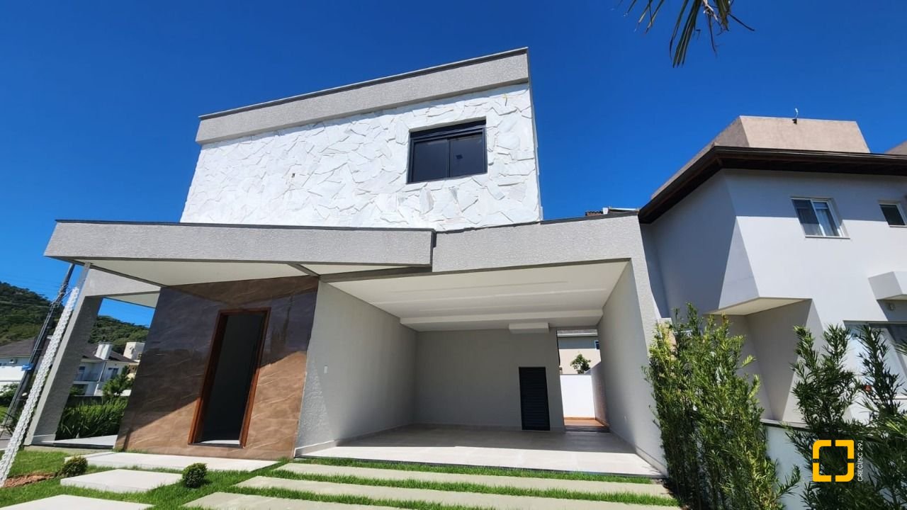 Casa com 162m², 4 quartos (sendo 1 suíte), 2 garagens, no bairro Cachoeira do Bom Jesus em Florianópolis