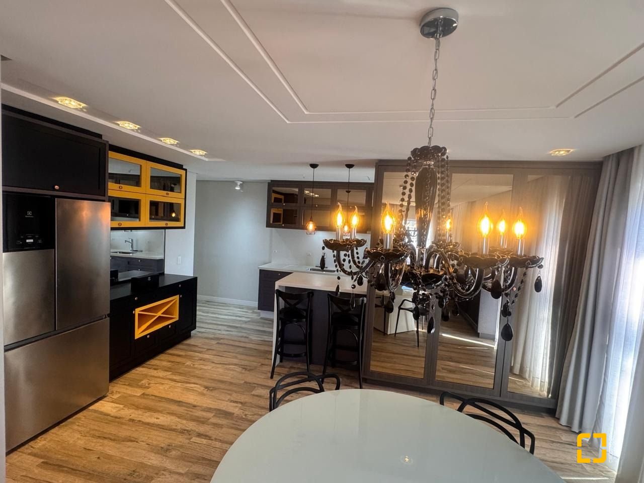 Cobertura com 142m², 2 quartos (sendo 1 suíte), 2 garagens, no bairro Abraão em Florianópolis