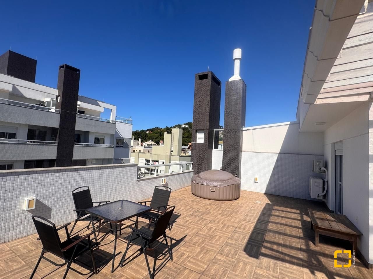 Cobertura com 142m², 2 quartos (sendo 1 suíte), 2 garagens, no bairro Abraão em Florianópolis