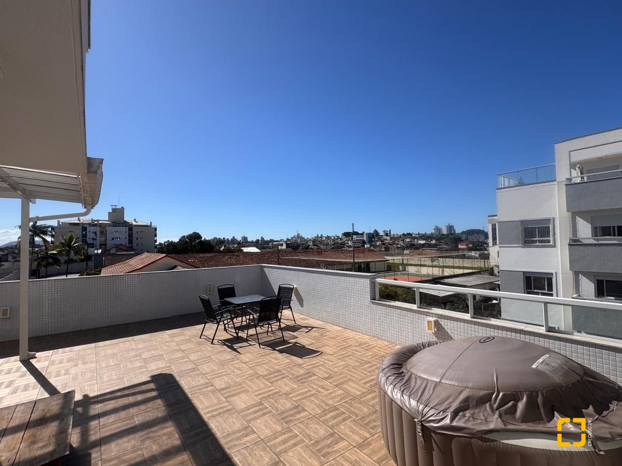 Cobertura com 142m², 2 quartos (sendo 1 suíte), 2 garagens, no bairro Abraão em Florianópolis