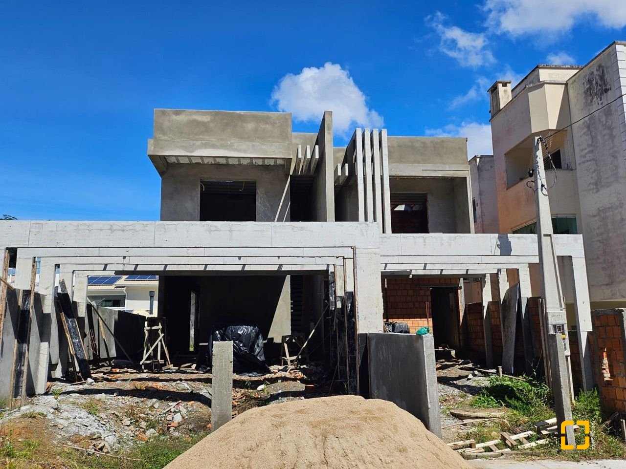 Casa com 142m², 3 quartos (sendo 1 suíte), 2 garagens, no bairro Forquilhinha em São José